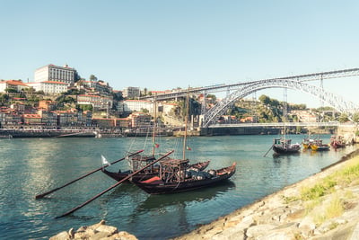 Uitzicht op brug in Porto, Portugal